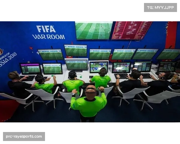 VAR长时间介入判罚点球，看台响起阵阵嘘声